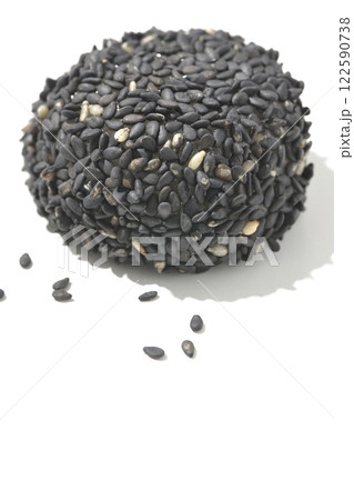 黒胡麻団子を白背景で撮影 122590738