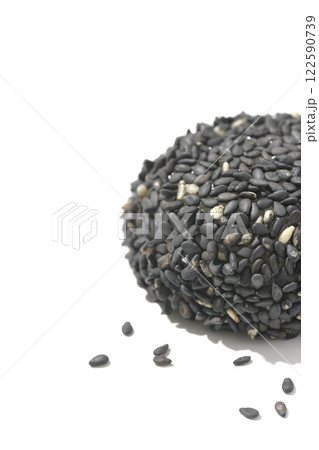 黒胡麻団子を白背景で撮影 122590739