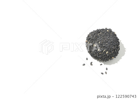 黒胡麻団子を白背景で撮影 122590743