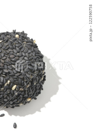黒胡麻団子を白背景で撮影 122590758