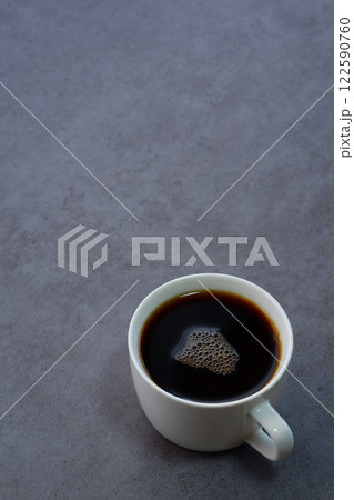 淹れたてのコーヒーを飲みながら、のんびりリラックスしているイメージ写真 122590760