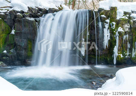 「青森県」冬の奥入瀬渓流　銚子大滝 122590814