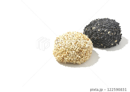 白と黒の胡麻団子を白背景で撮影 白と黒の胡麻団子を白背景で撮影 122590831