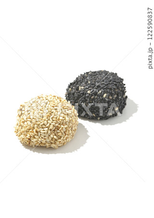 白と黒の胡麻団子を白背景で撮影 122590837