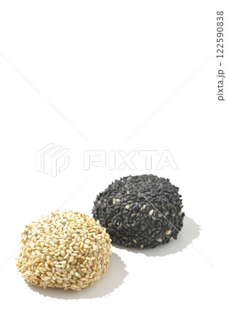 白と黒の胡麻団子を白背景で撮影 白と黒の胡麻団子を白背景で撮影 122590838