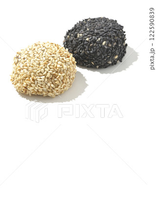 白と黒の胡麻団子を白背景で撮影 白と黒の胡麻団子を白背景で撮影 122590839