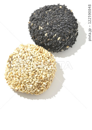 白と黒の胡麻団子を白背景で撮影 122590848