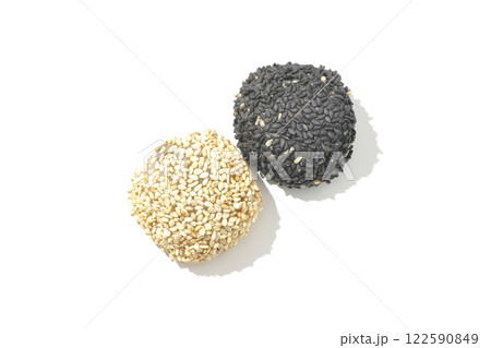 白と黒の胡麻団子を白背景で撮影 122590849