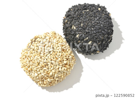 白と黒の胡麻団子を白背景で撮影 122590852