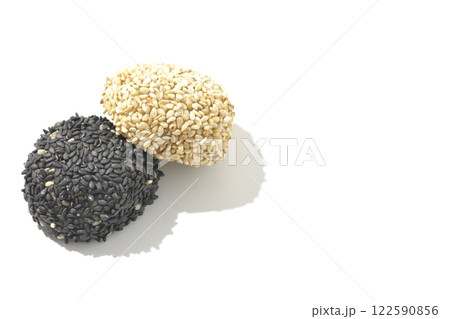 白と黒の胡麻団子を白背景で撮影 白と黒の胡麻団子を白背景で撮影 122590856