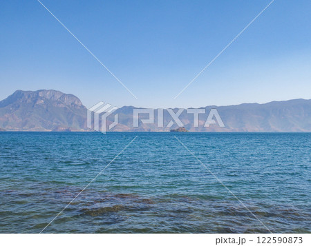 湖 山脈 山並み 122590873