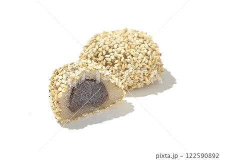 白胡麻団子を白背景で撮影 122590892