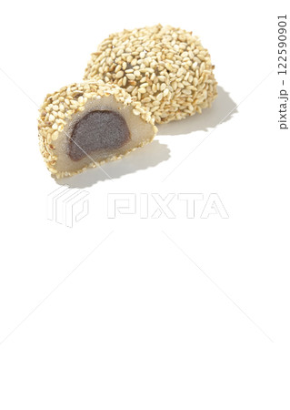 白胡麻団子を白背景で撮影 122590901