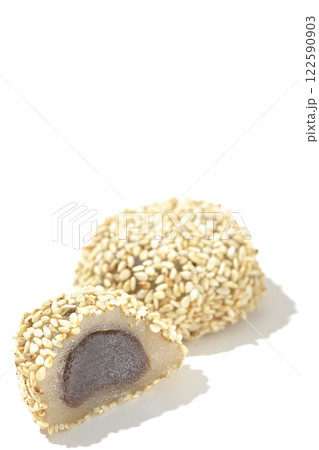 白胡麻団子を白背景で撮影 122590903