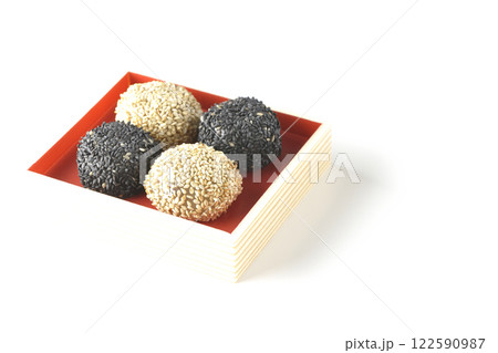 白と黒の胡麻団子を白背景で撮影 122590987