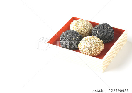 白と黒の胡麻団子を白背景で撮影 122590988