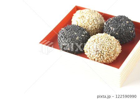 白と黒の胡麻団子を白背景で撮影 白と黒の胡麻団子を白背景で撮影 122590990
