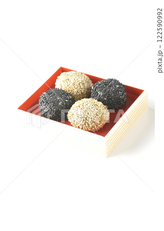 白と黒の胡麻団子を白背景で撮影 122590992