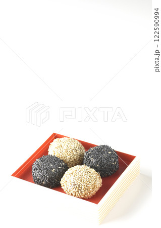 白と黒の胡麻団子を白背景で撮影 122590994