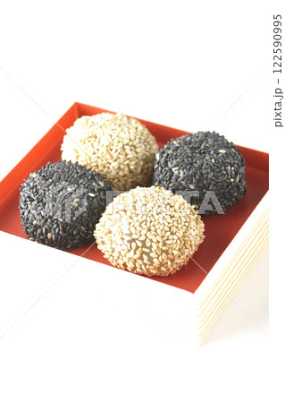 白と黒の胡麻団子を白背景で撮影 白と黒の胡麻団子を白背景で撮影 122590995