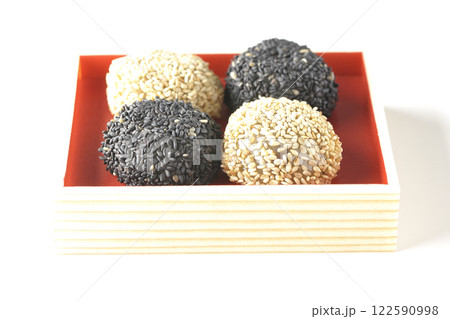 白と黒の胡麻団子を白背景で撮影 122590998