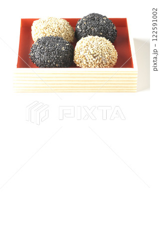 白と黒の胡麻団子を白背景で撮影 白と黒の胡麻団子を白背景で撮影 122591002