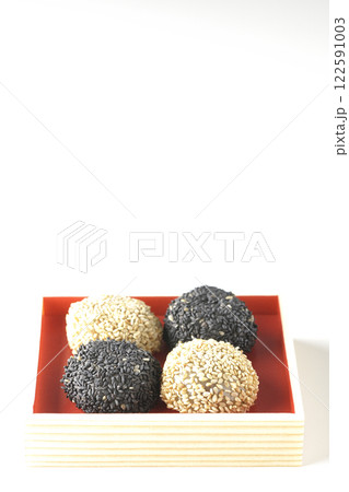 白と黒の胡麻団子を白背景で撮影 122591003
