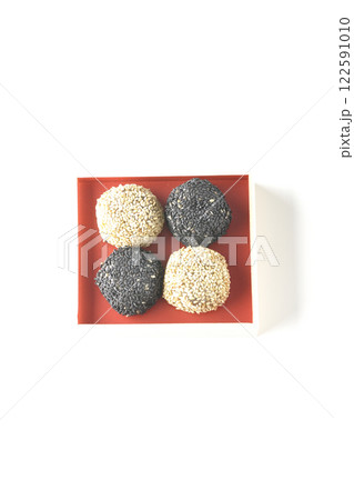 白と黒の胡麻団子を白背景で撮影 122591010