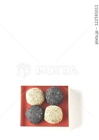白と黒の胡麻団子を白背景で撮影 122591011