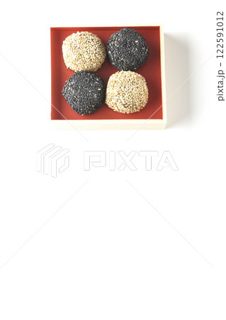 白と黒の胡麻団子を白背景で撮影 122591012