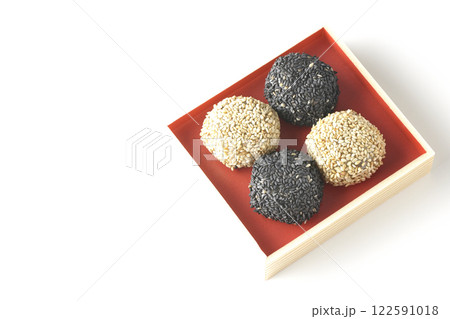 白と黒の胡麻団子を白背景で撮影 122591018