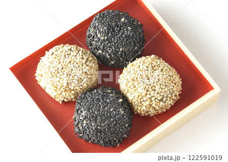 白と黒の胡麻団子を白背景で撮影 122591019