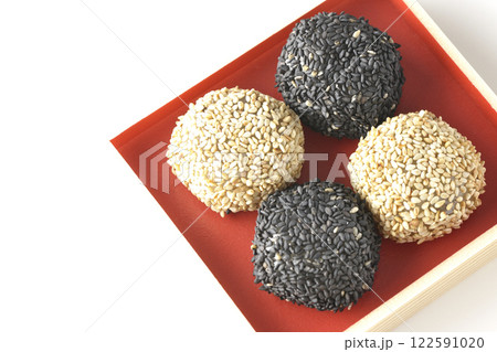 白と黒の胡麻団子を白背景で撮影 白と黒の胡麻団子を白背景で撮影 122591020