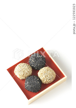 白と黒の胡麻団子を白背景で撮影 122591023