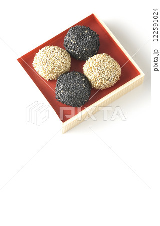 白と黒の胡麻団子を白背景で撮影 白と黒の胡麻団子を白背景で撮影 122591024