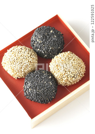白と黒の胡麻団子を白背景で撮影 122591025