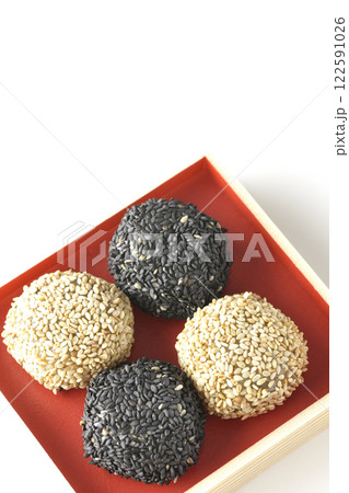 白と黒の胡麻団子を白背景で撮影 122591026