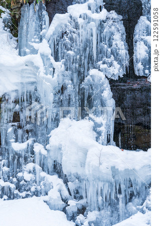 「青森県」冬の奥入瀬渓流　千筋の滝 122591058