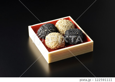 白と黒の胡麻団子を黒背景で撮影 白と黒の胡麻団子を黒背景で撮影 122591111