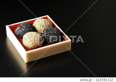 白と黒の胡麻団子を黒背景で撮影 122591112