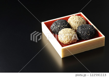白と黒の胡麻団子を黒背景で撮影 122591113