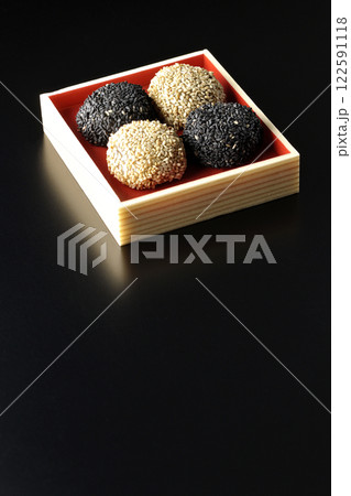 白と黒の胡麻団子を黒背景で撮影 122591118