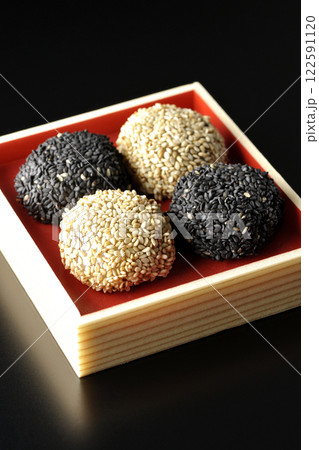 白と黒の胡麻団子を黒背景で撮影 122591120
