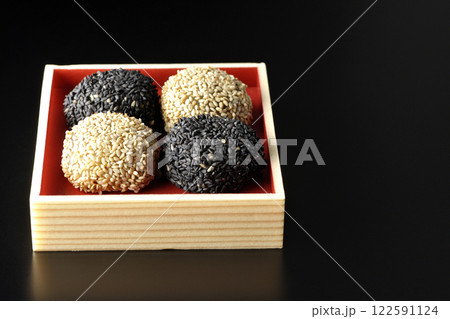 白と黒の胡麻団子を黒背景で撮影 122591124