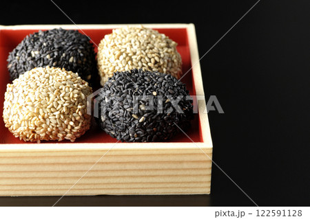 白と黒の胡麻団子を黒背景で撮影 122591128