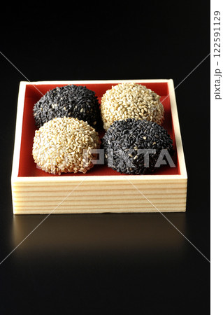 白と黒の胡麻団子を黒背景で撮影 122591129