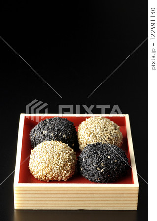 白と黒の胡麻団子を黒背景で撮影 白と黒の胡麻団子を黒背景で撮影 122591130