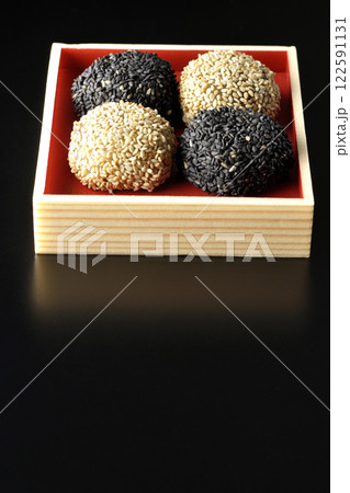 白と黒の胡麻団子を黒背景で撮影 白と黒の胡麻団子を黒背景で撮影 122591131