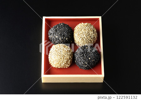 白と黒の胡麻団子を黒背景で撮影 122591132