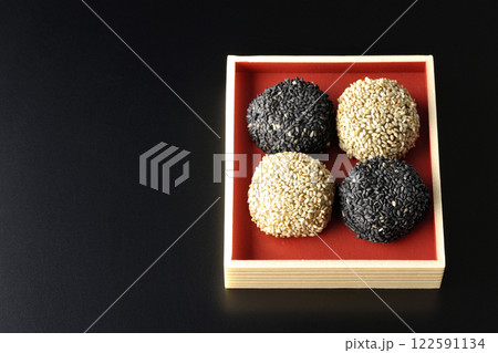 白と黒の胡麻団子を黒背景で撮影 白と黒の胡麻団子を黒背景で撮影 122591134
